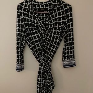 Laundry Long Sleeve Dress in Black & White. It has a self belt.